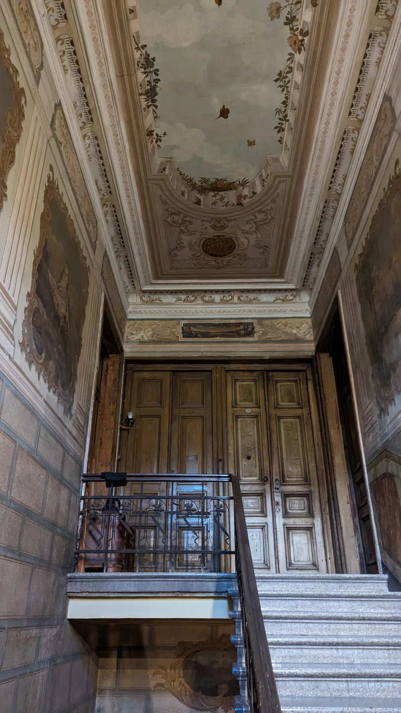 Молодой человек в костюме тройка и в пальто, с волшебным чемоданчиком, в котором можно найти интересные