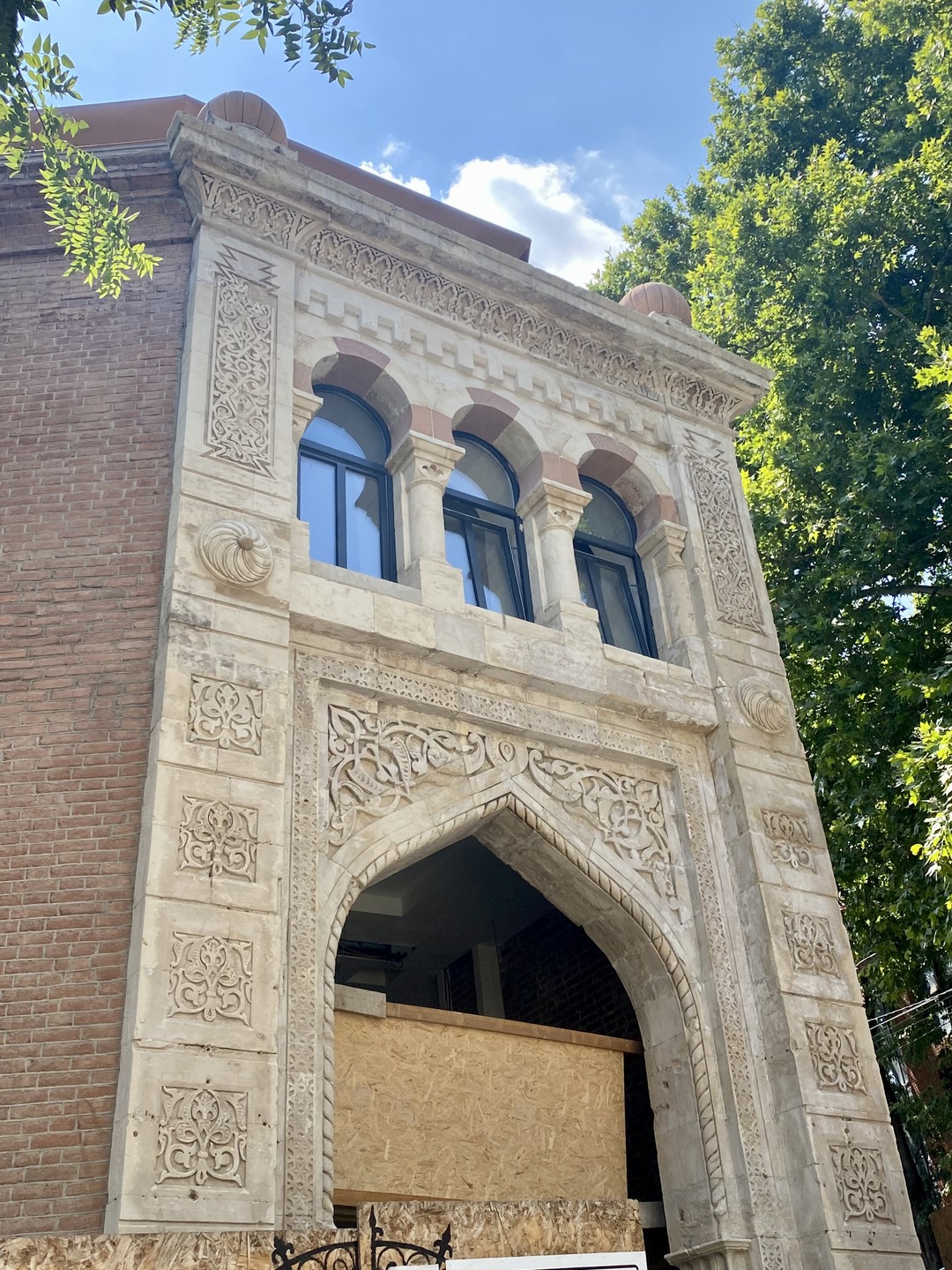 Гид Карина - очень интересный рассказчик, не переутомляла историческими датами, при этом отвечала на все наши