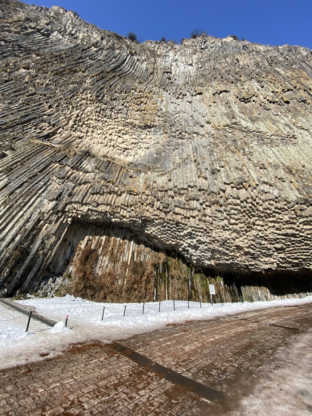 Началось наше путешествие прямо от отеля. Дружная команда гида и водителя сделала эту экскурсию интересной, динамичной