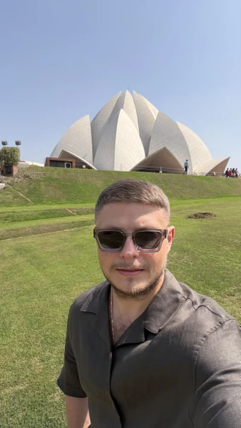 Сегодня провёл очень интересный экскурсионный день в Дели с гидом Мукешем. Его мне любезно порекомендовал и