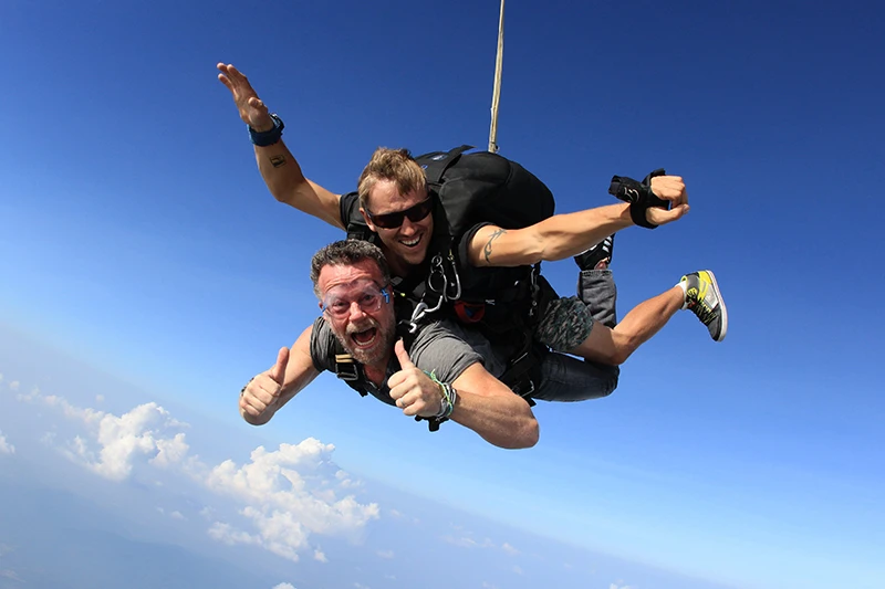 Это просто было невероятно. Давняя мечта о прыжке с парашютом наконец-то сбылась. Особенно круто, что это