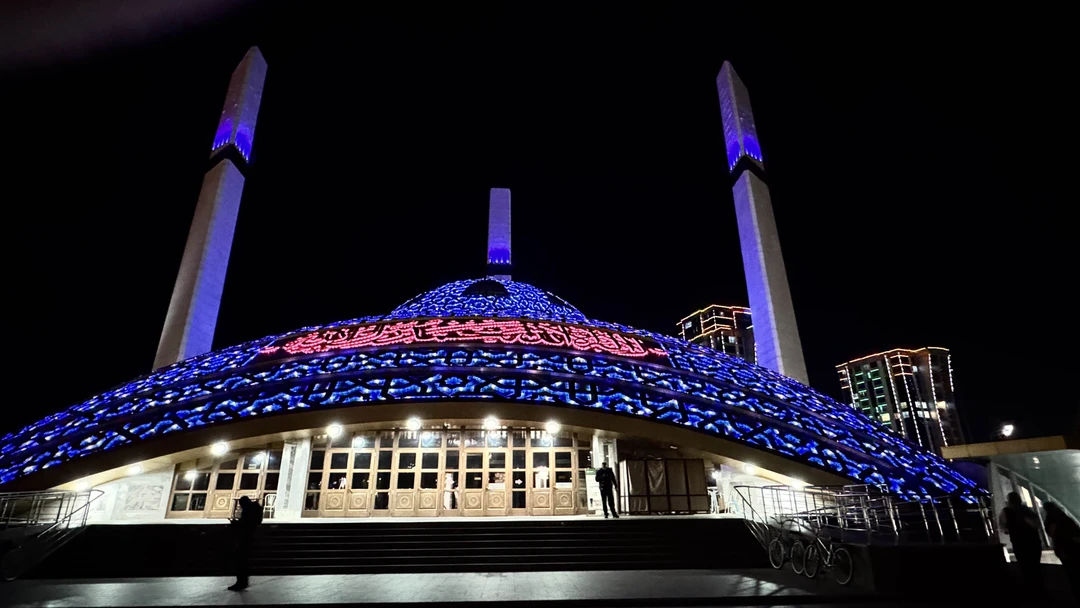 В Чечню мы поехали группой из 8 человек. Во главе нашей группы, он же водитель, экскурсовод и охранник, был Халид!