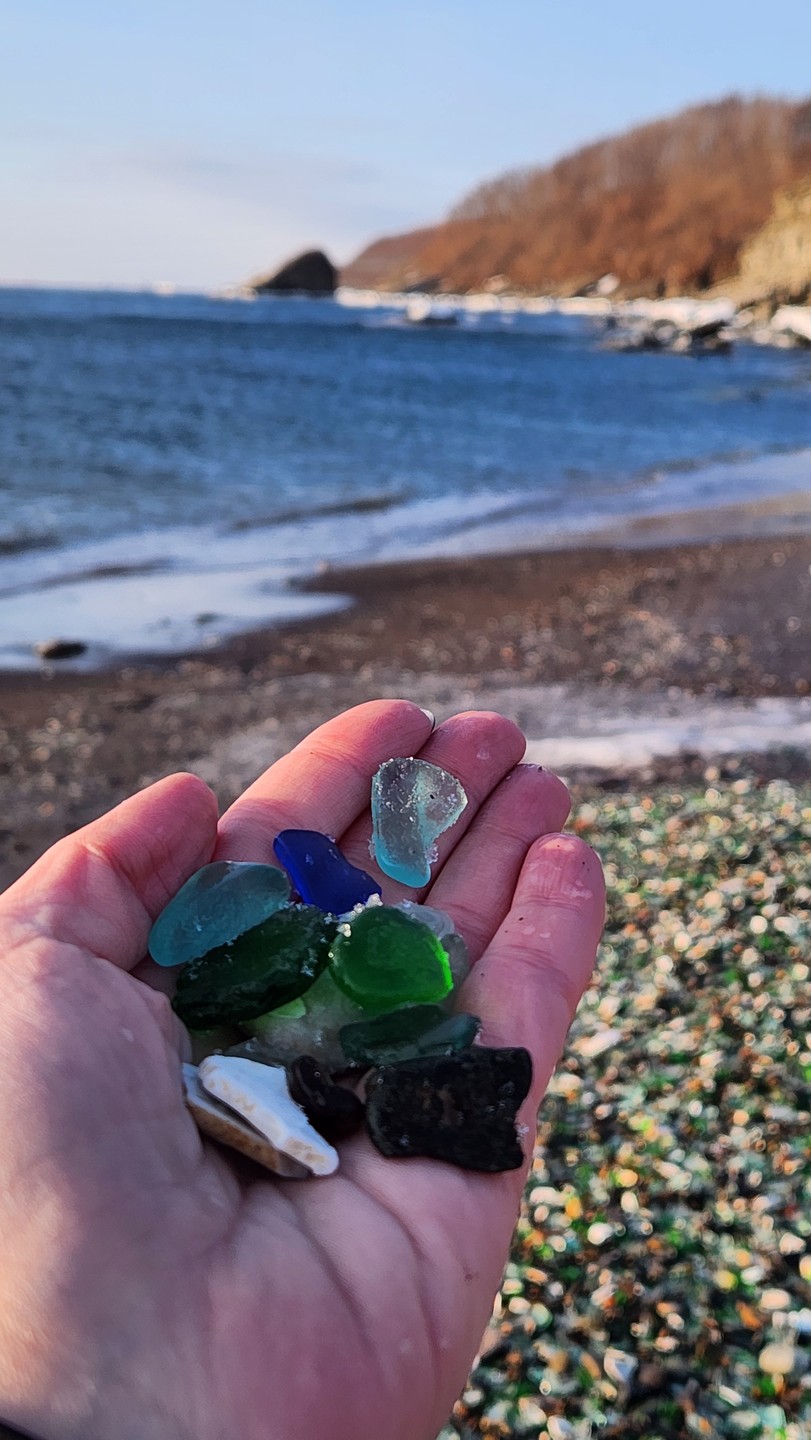 Заказали трансфер с аэропорта с экскурсией. По прилету списались с гидом Павлом и он нас встретил