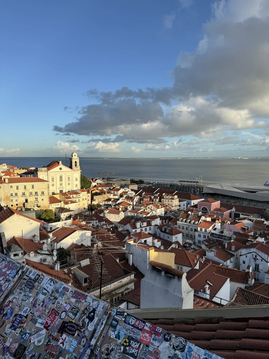 Очень понравилась прогулка с Дмитрием по Альфаме! Он прекрасно разбирается в истории Португалии и рассказывает так