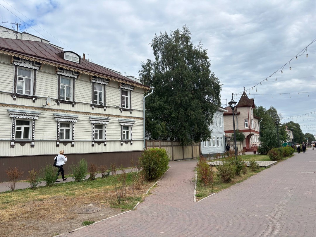 Мы со взрослой дочерью были в Архангельске проездом и взяли обзорную экскурсию по городу. Проводила нам