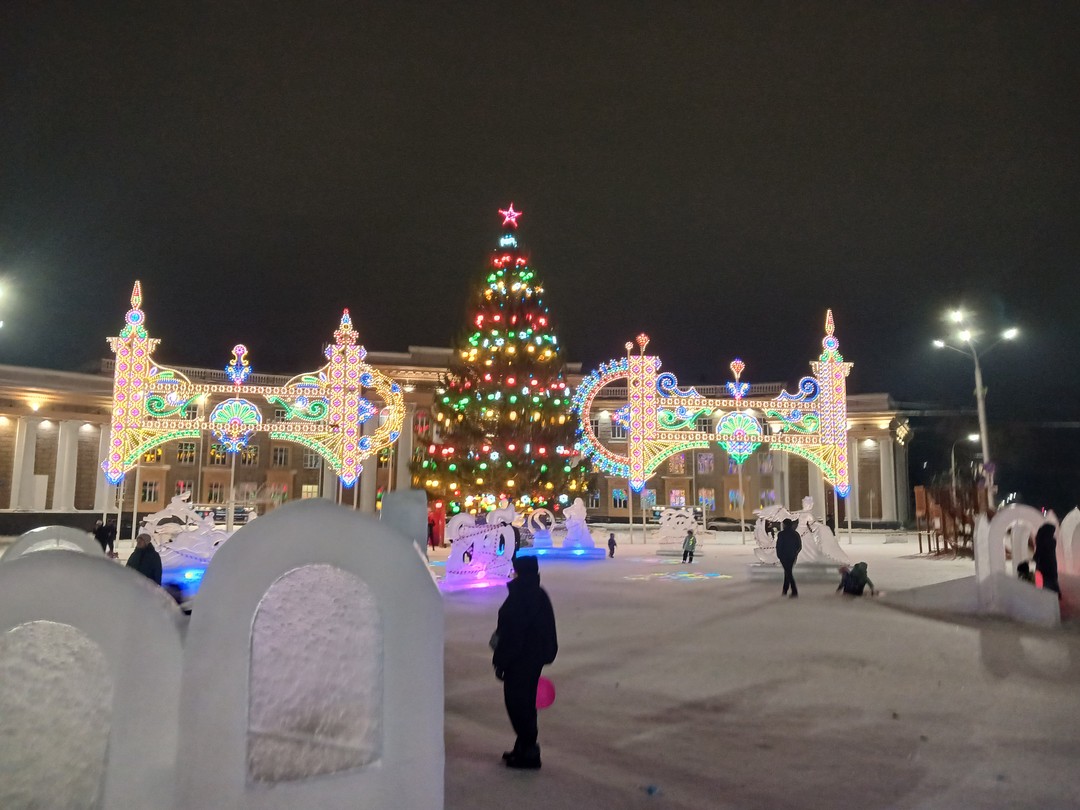 Экскурсия отлично, Ирина спасибо большое, показала все ёлки города, очень красиво. Город весь в огнях нам очень понравилось!