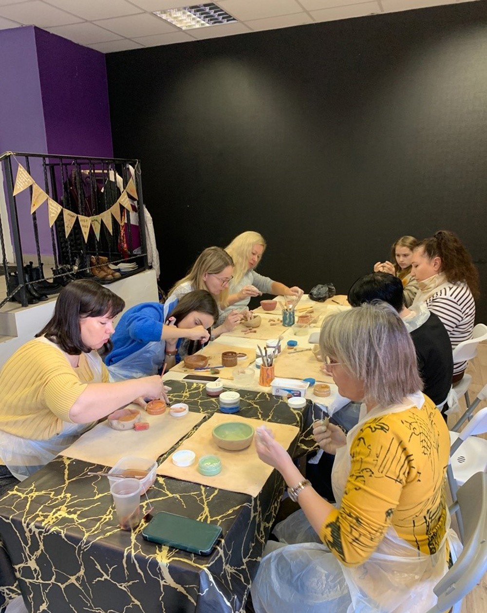 Тарелка из Пскова: мастер-класс по ручной лепке из глины (8/10)