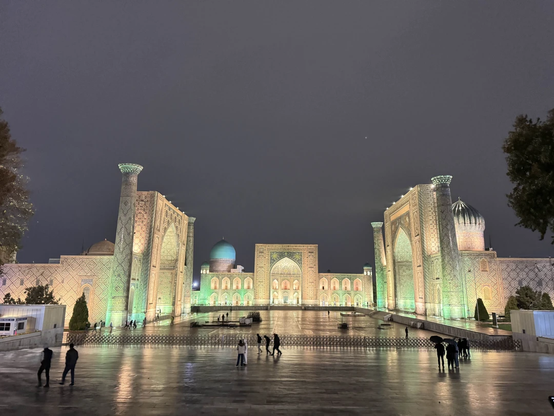 Спасибо Дониёру за отличную экскурсию. Видно, что он заинтересован тем о чем рассказывает. Даже дождь не испортил впечатлений от города