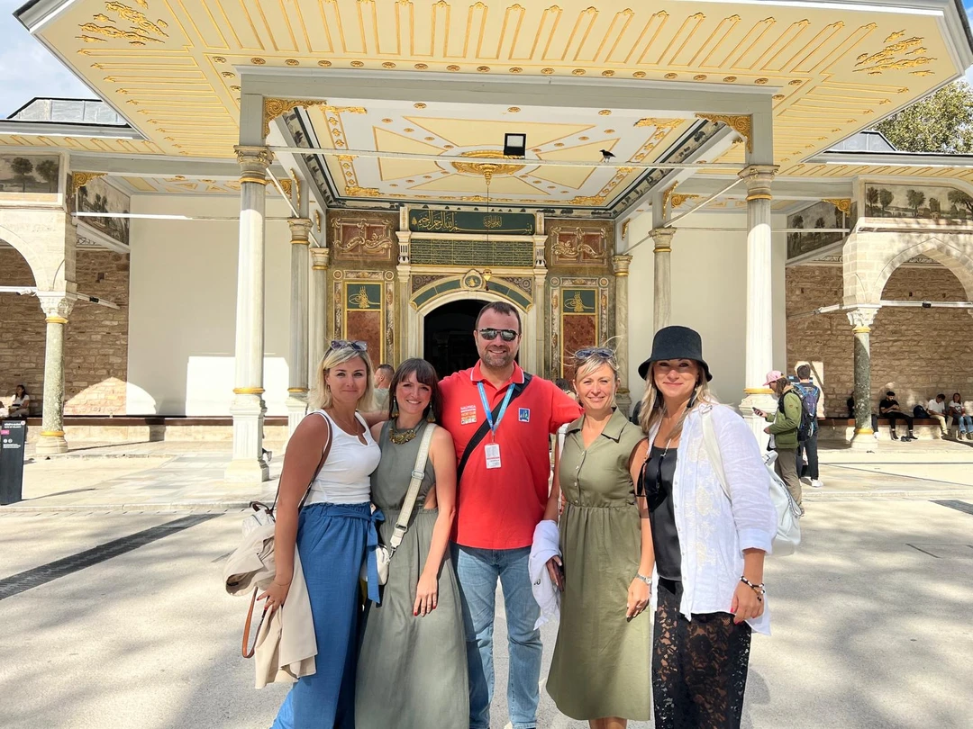 Хочу выразить огромную благодарность нашему гиду за чудесную экскурсию по Стамбулу! Благодаря Вам город открылся с