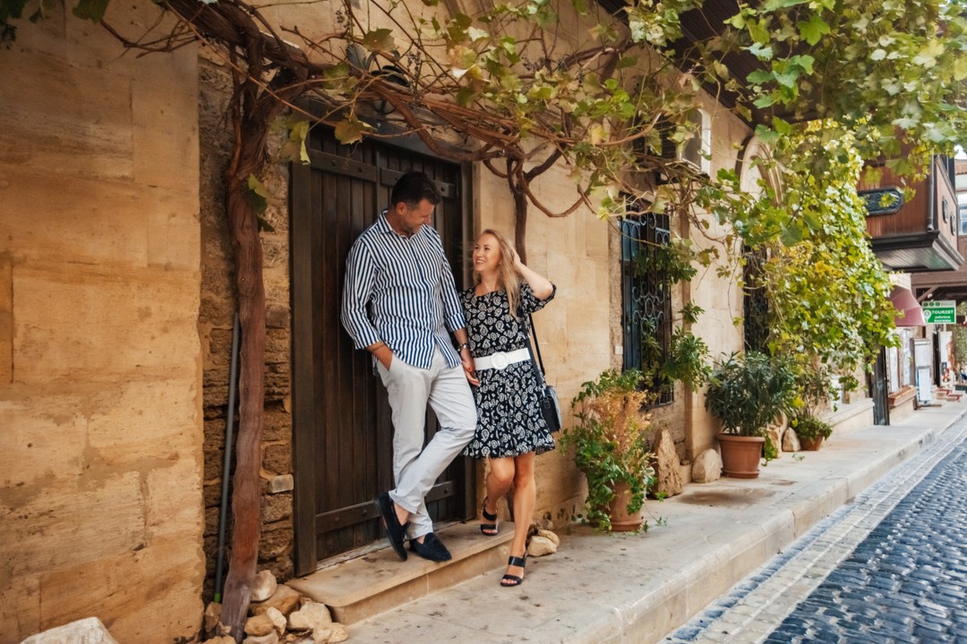 Если путешествуем вдвоем, стараемся заказывать фотосессию с профессионалом. Из-за ветра решили снимать в старом городе, получилось