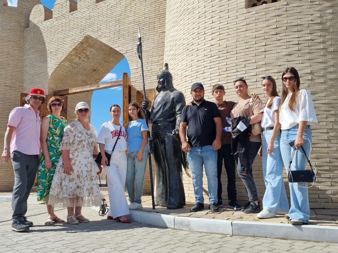 Даша прекрасный рассказчик и удивительно приятная девушка с грамотной русской речью. Как человек, который тоже проводит