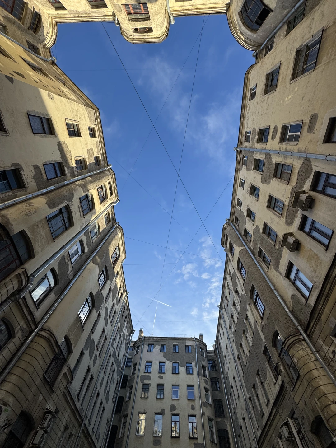 Секреты и лабиринты Петроградской стороны: дворы, парадные, легенды (Екатерина)