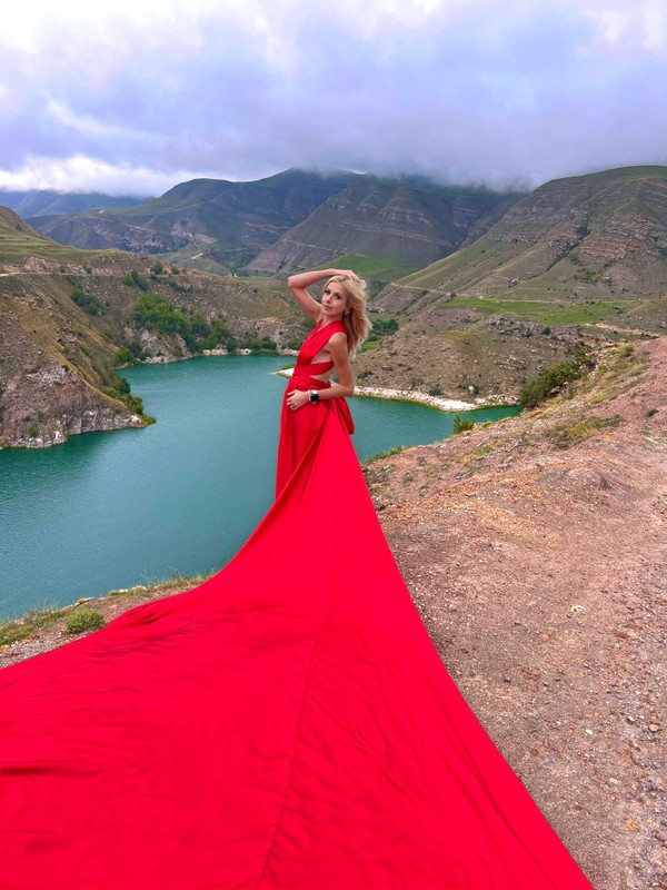 Фотопутешествие на озеро Гижгит — в красном летящем платье
