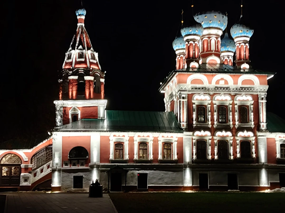 Очень важно, чтобы повезло с экскурсоводом. Нам повезло)) Надежда не только владеет глубокими знаниями тайн Угличского