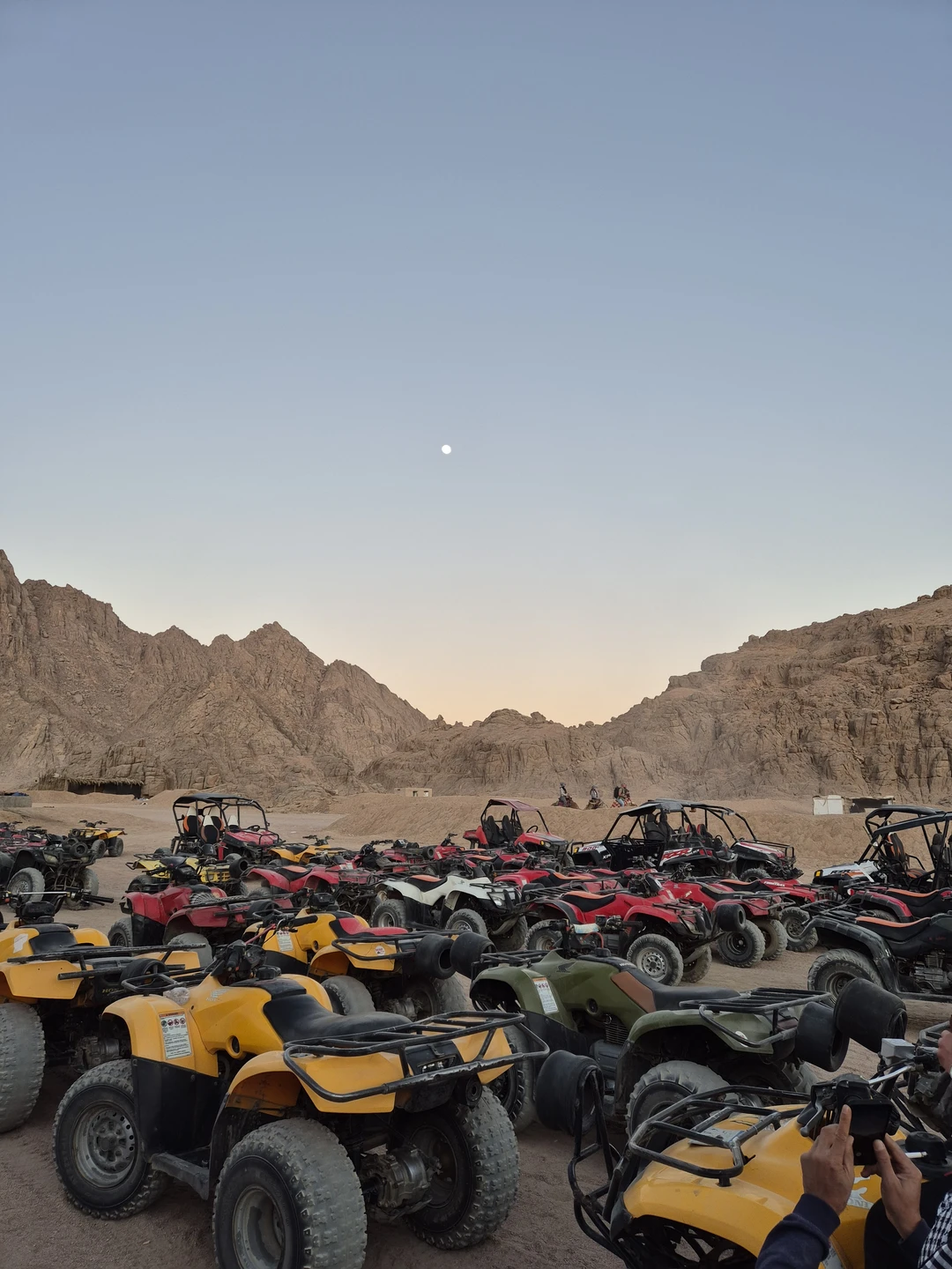 Катались на квадрациклах по сафари 2 января 2026, с двумя детьми-подростками, остались очень довольны! Нас на