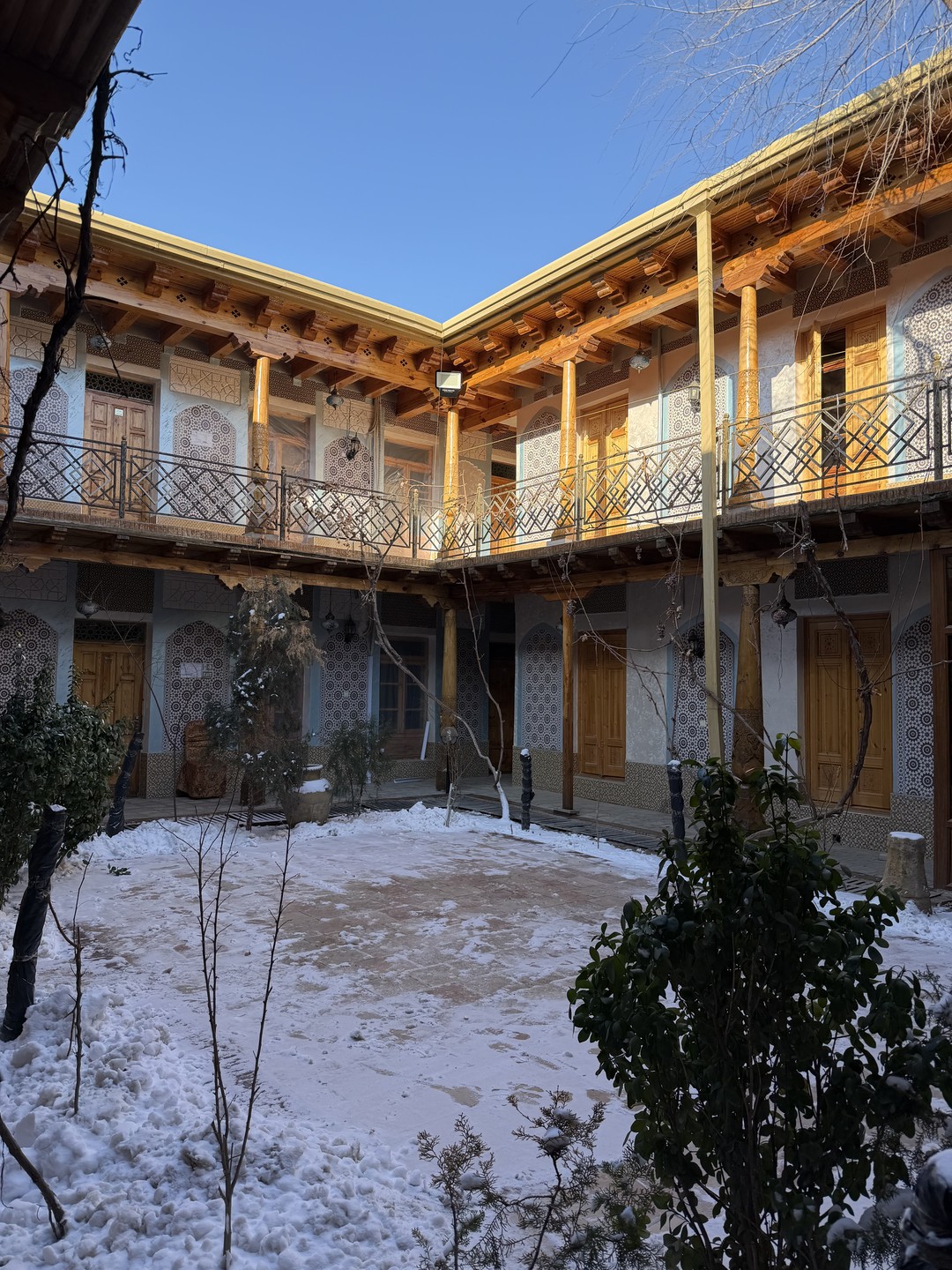 Экскурсия пешеходная, и это ее огромный плюс. Всё компактно, логично, без лишней суеты и переездов. Темп был комфортным, с паузами на фотографии, чай