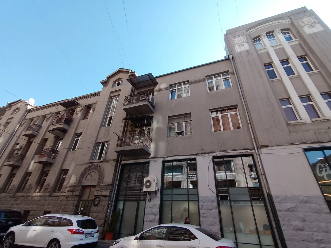 Знающий неравнодушный любящий свой город художник Ваграм показал Ереван от "чёрного" до "розового", мы увидели творения