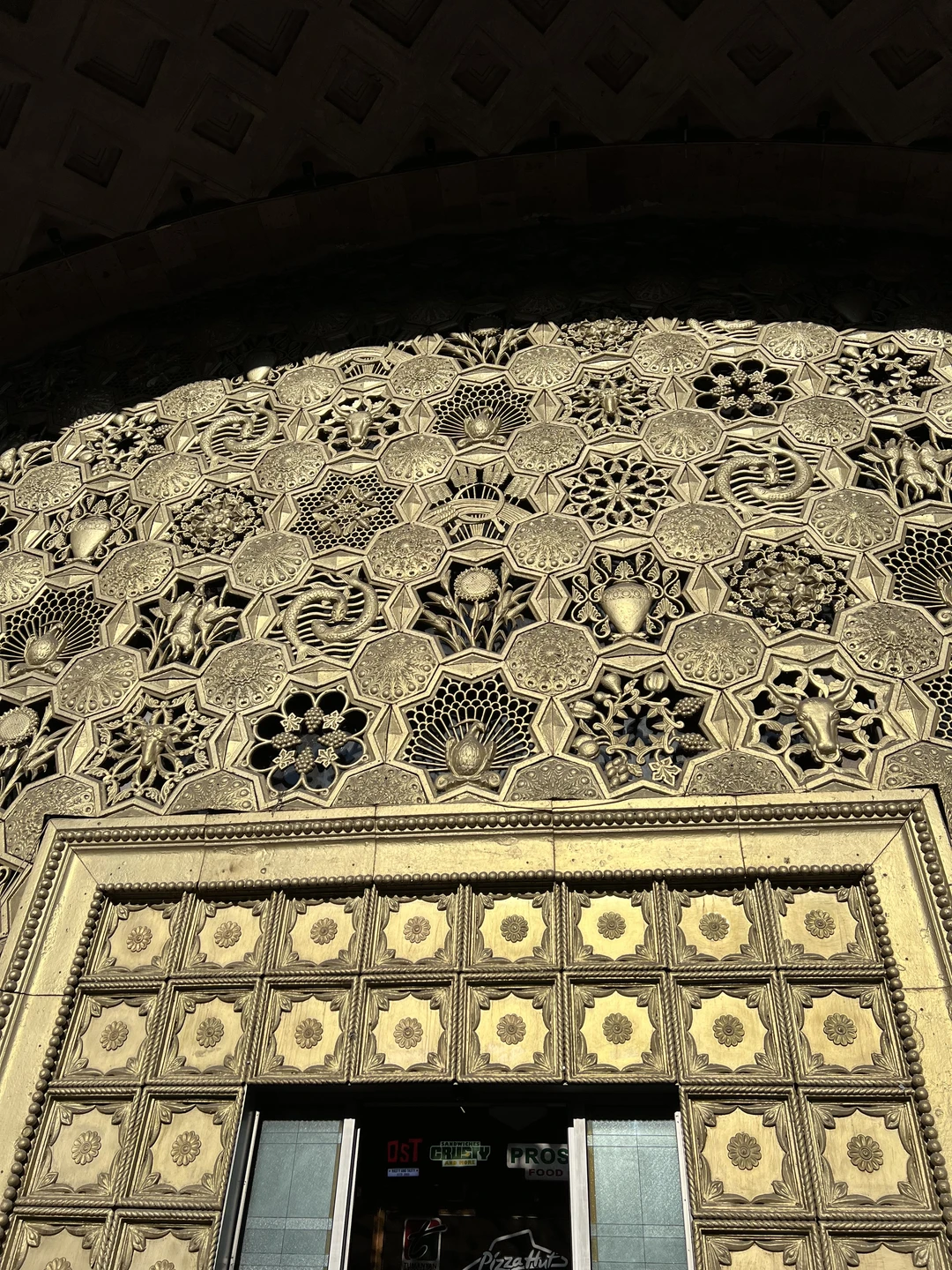 Экскурсия очень понравилась. Гид в легкой дружеской форме провел всю экскурсию. Было ощущение, что мы давние