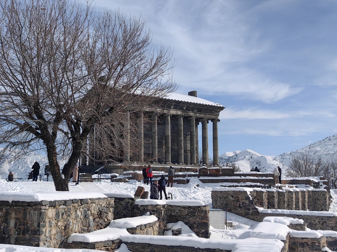 У нас был гид Элла! Это просто лучший гид в Армении! Как нам повезло! Это грамотный