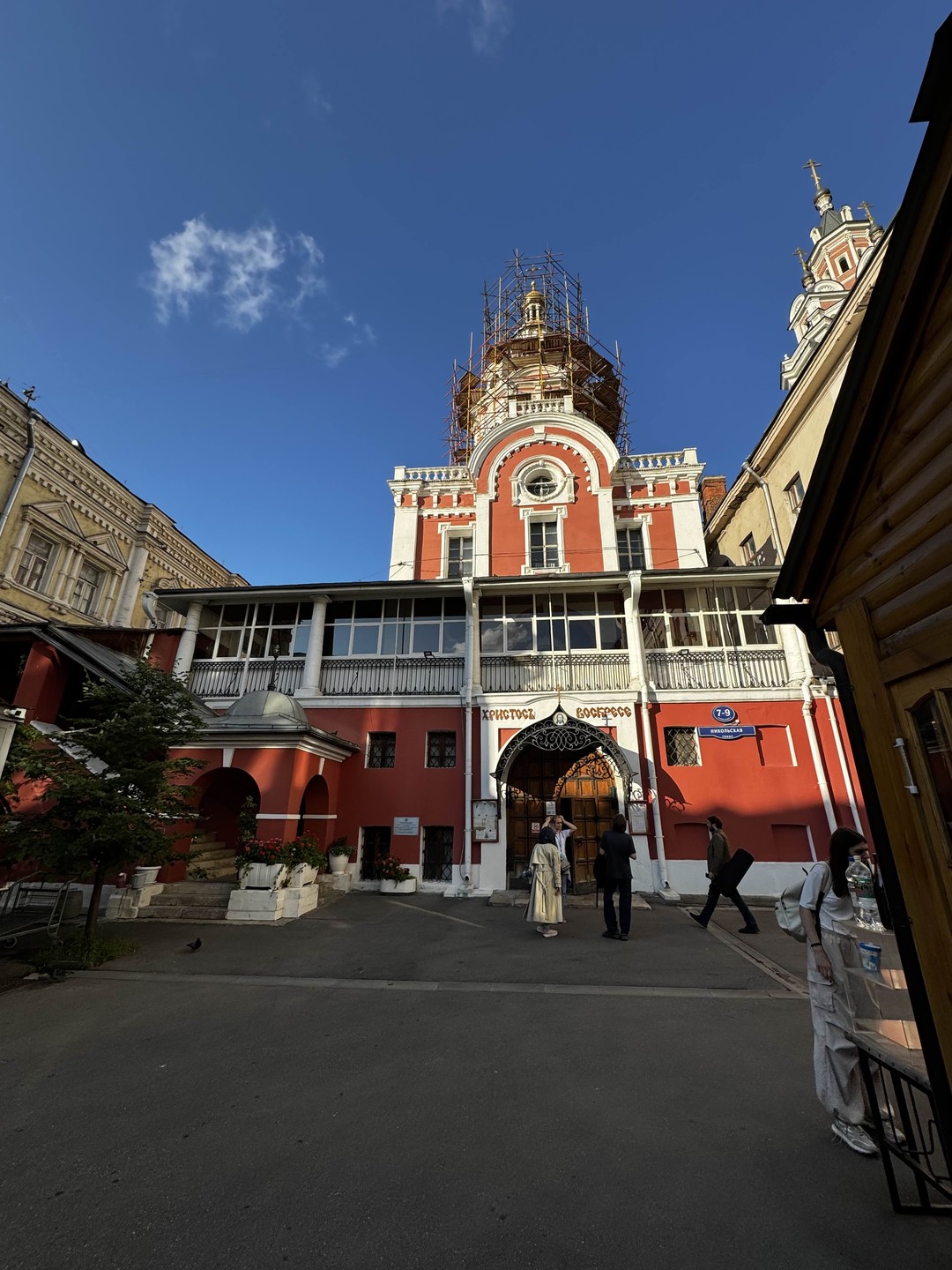 Галина великолепный рассказчик, эрудированный и увлеченный гид. Мы с подругами узнали много нового, на хорошо знакомые