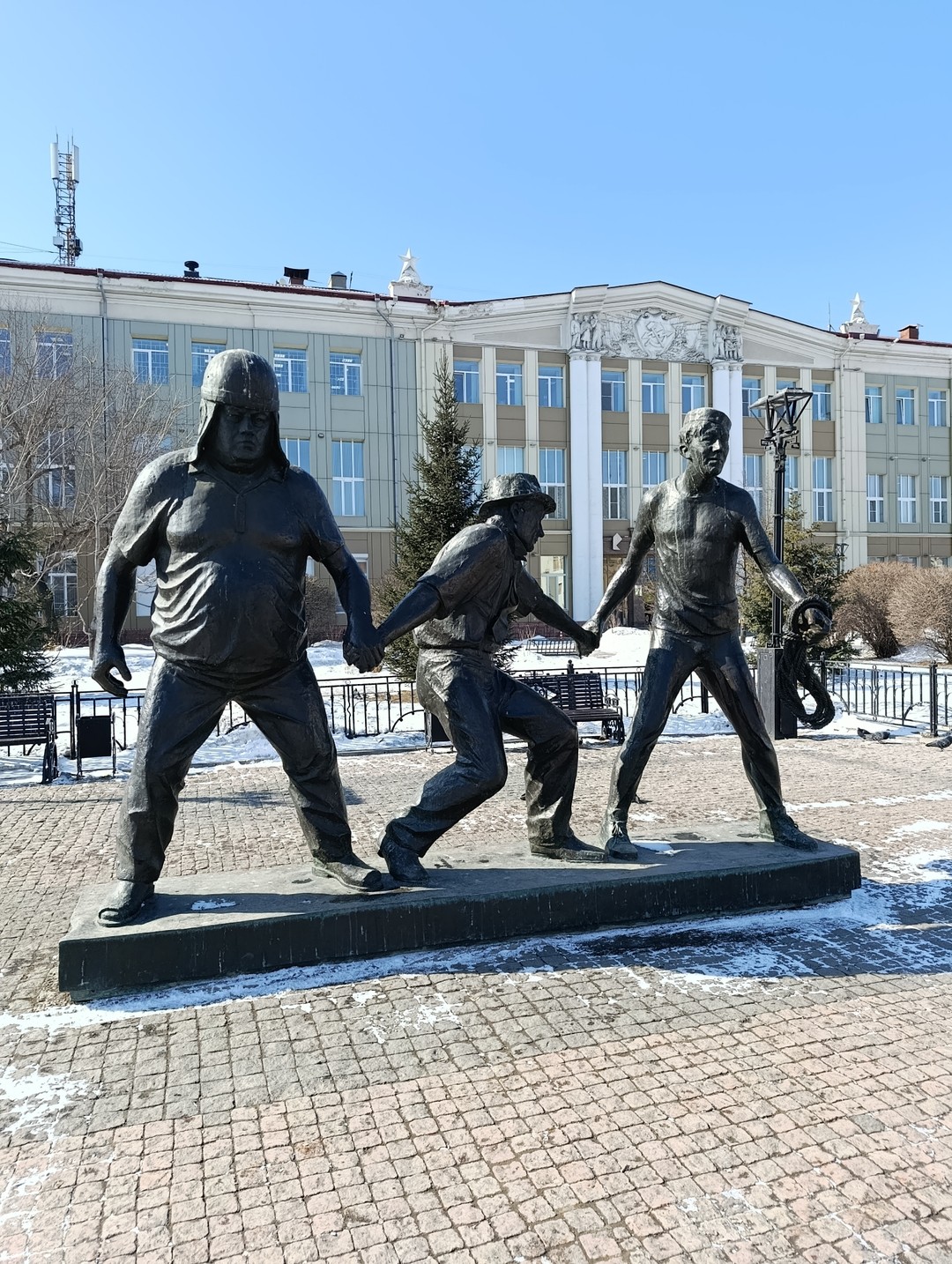 Прогулка по улицам Иркутска просто отличная! Несмотря на холод и ветер(в основном на набережной) было очень