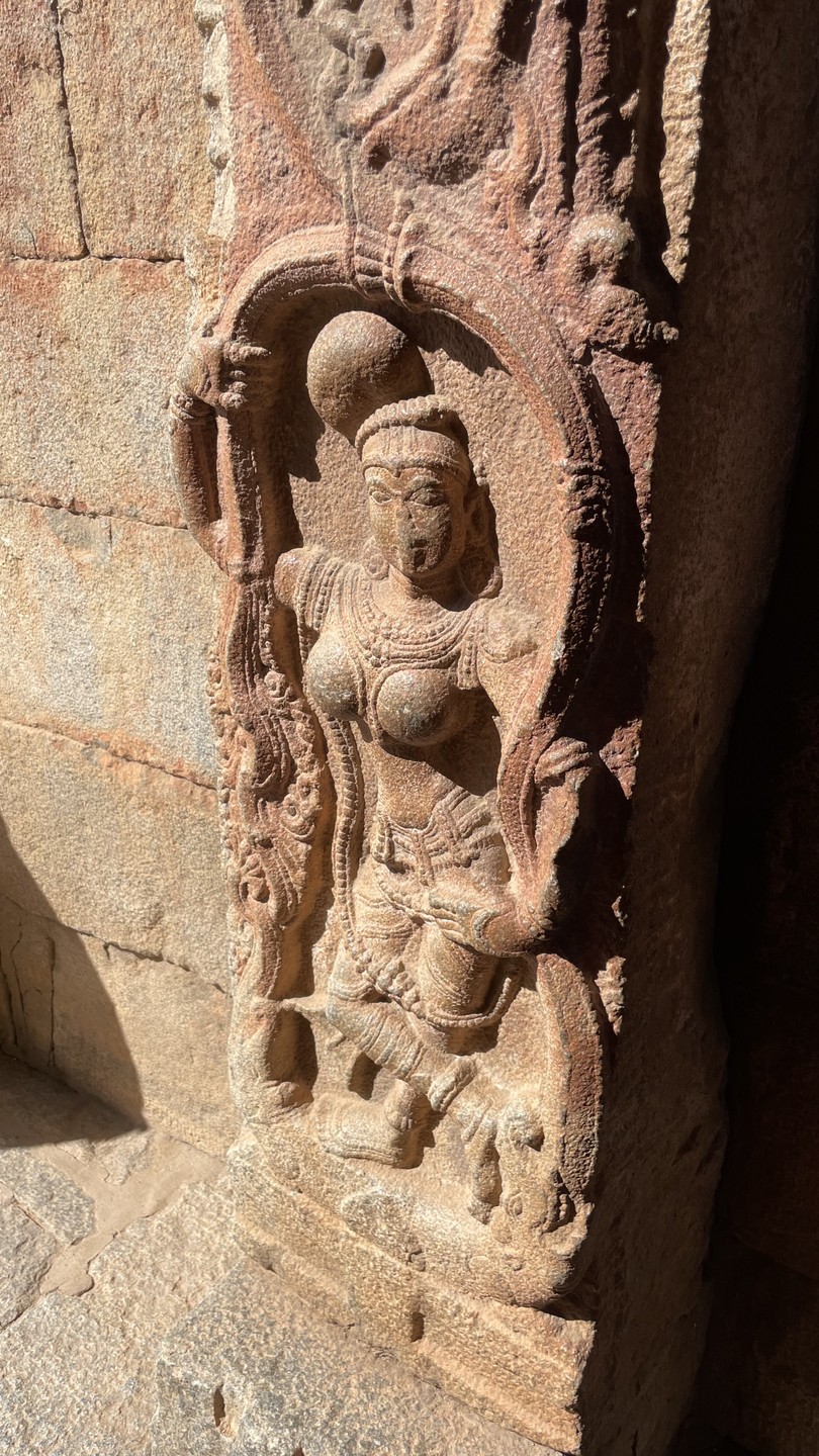 Все понравилось)Водитель который у нас был на белой тойоте очень учтивый и доброжелательный ему прям отдельный