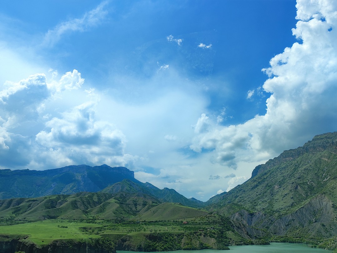 Экскурсия вышла побольше, 13 часов. Посетили все, кроме царской поляны, вместо этого поехали на гунибский водопад там намного красивее!