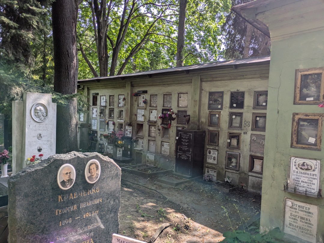 От экскурсии получила именно то, что хотела. В одиночку на кладбище не получишь столько сведений, сколько
