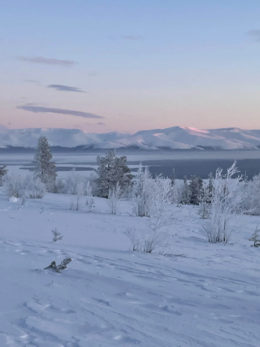 Ощущение, что попал в сказку, виды на горы и озеро открываются волшебные) Влюбились в Хибины!