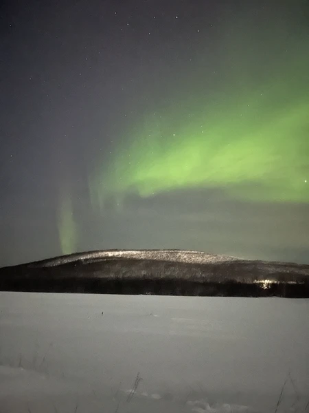 Нам повезло и мы застали северное сияние с первой попытки. А дальше ловили кадры через телефон