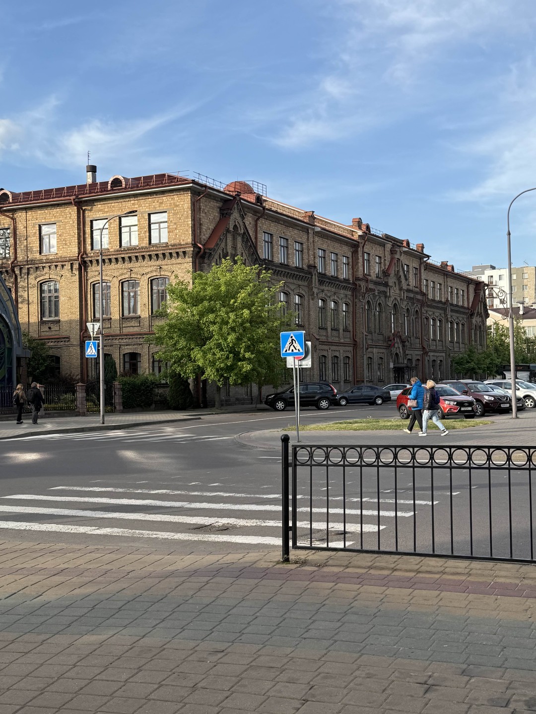 Были на обзорной экскурсии по г. Брест с Юлией 6 мая, семья двое взрослых и двое