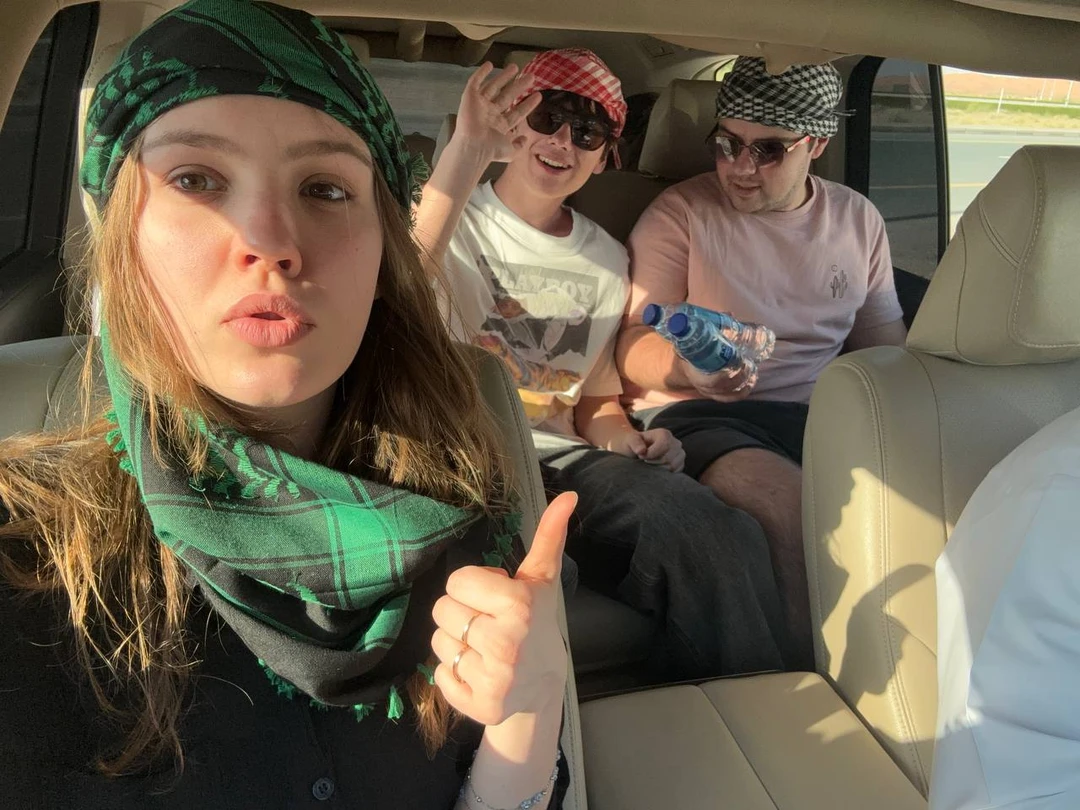 Магия заката, мягкость песка, крутые виражи на джипе и доброжелательность сопровождающего Сатара впечатлила и взрослых, и