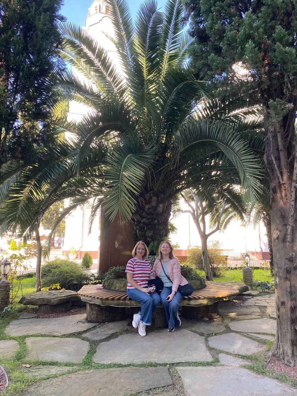 Встретились с гидом возле ЦУМа Сочи, нас экскурсантов было всего 4 человека (все ж не сезон)