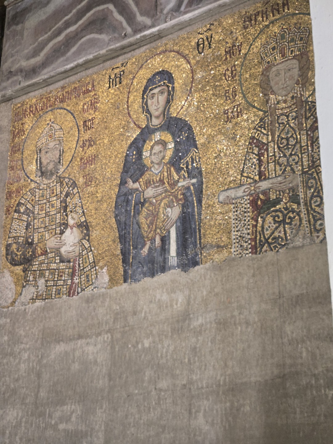 Абдурахим очень приветливый и добрый гид, смешно шутит очень интересно рассказывает. Отвечает на все вопросы, старается