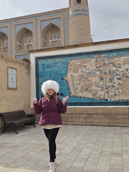 Была на экскурсии с Достонбеком. Экскурсия проходила в начале марта, когда ещё невысокий сезон. На экскурсии