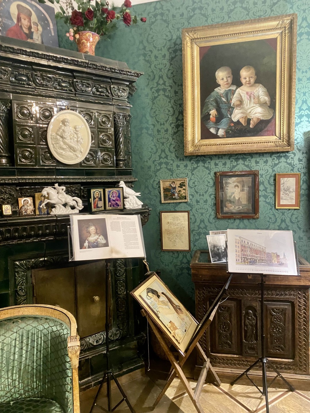 По-настоящему сходили в гости! Переобулись в тапочки, хозяйка интересно рассказывала о членах большой семьи Бенуа, в