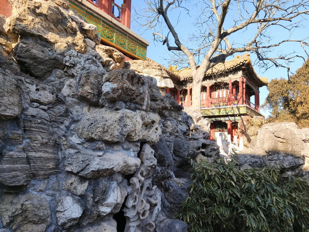 Наша экскурсия с Максимом началась ранним солнечным утром. Максим заранее связался с нами, порекомендовал время начала