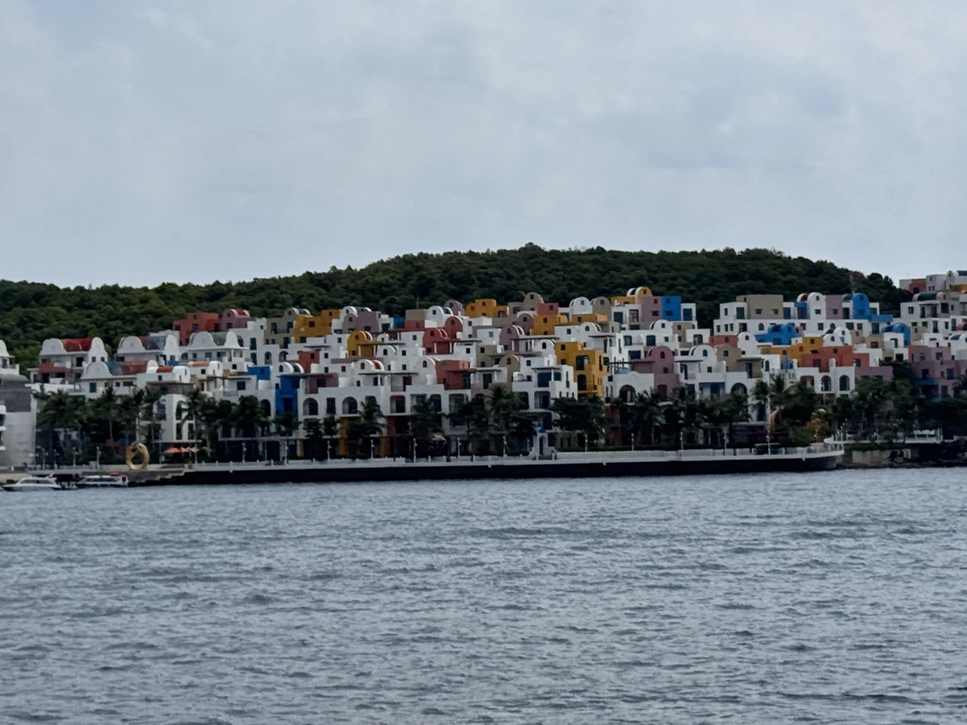 Прекрасная экскурсия. Организованна на высшем уровне спасибо большое нашему гиду он очень веселый и классный👍🏻. Нас