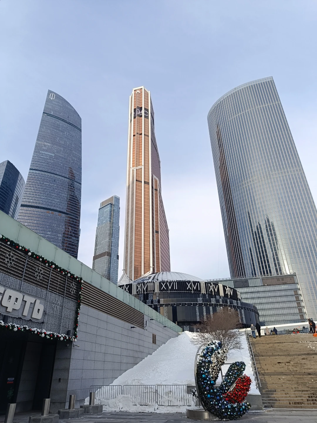 Экскурсия с Юлией была очень увлекательная, познавательная, с нотками юмора и веселья. Где-то детально, в чём-то