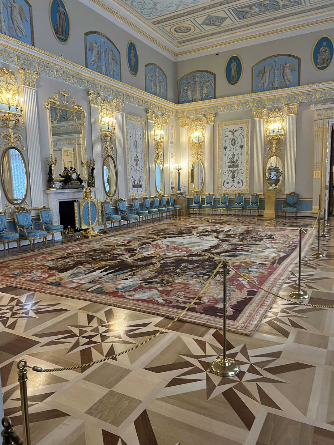 Очень хорошо съездили в Царское село с Александром. Ведет машину хорошо, рассказывает достаточно интересно. Забрал нас