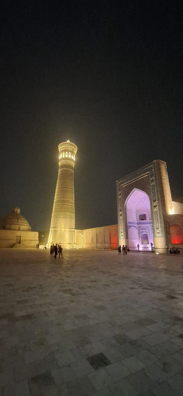 Экскурсию проводил Шохназар. Гид прекрасно владеет русским языком. Отлично рассказал о истории Бухары, показал достопримечательности очень