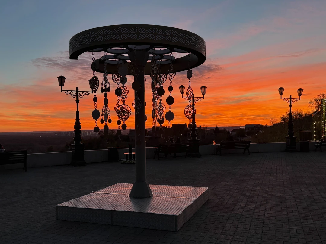 Мария прекрасна!) во-первых она пунктуальна. Во-Вторых она любит свой город и понимает о чем рассказывает! В