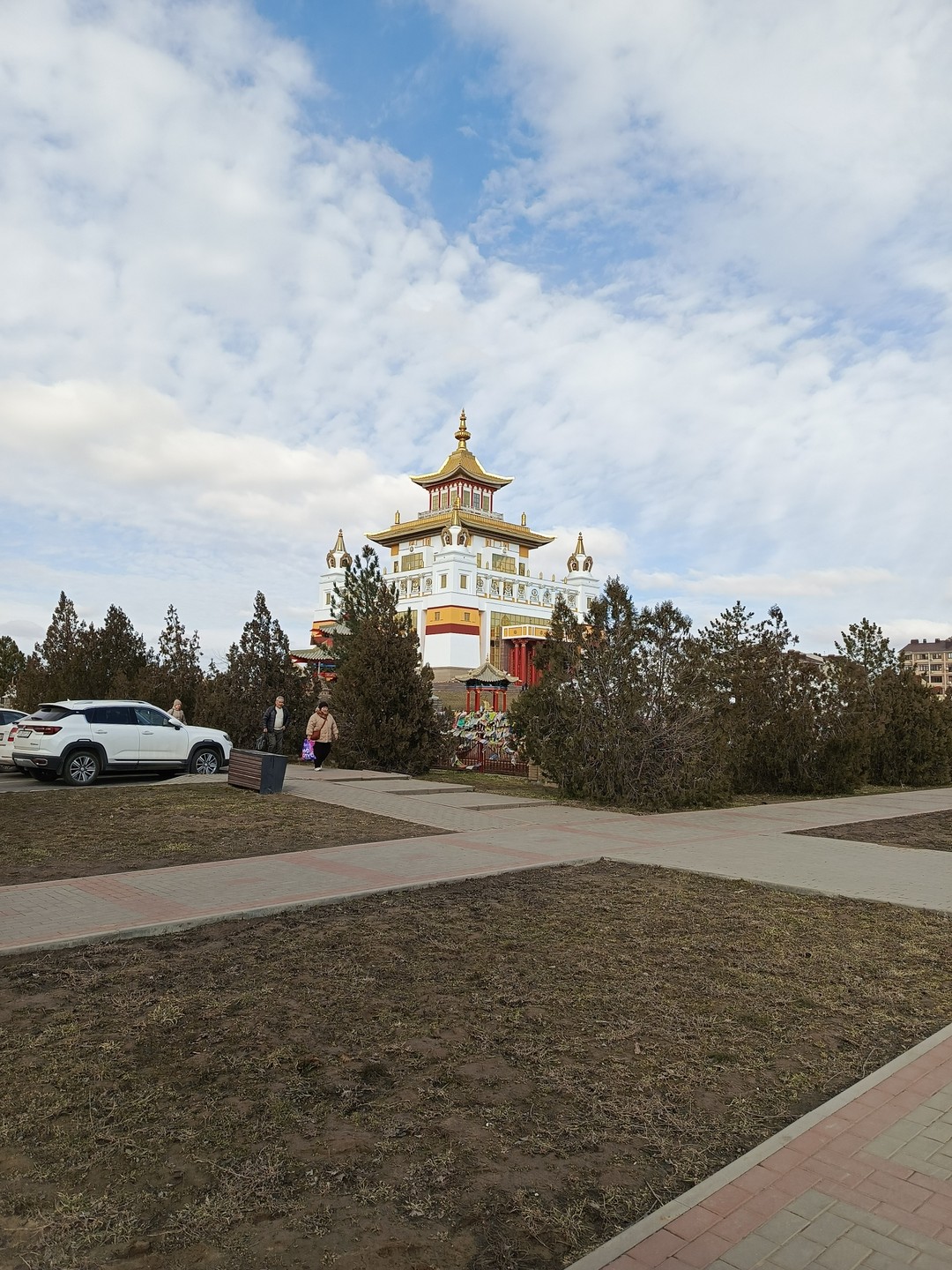 Знакомство с городом решили предоставить экскурсоводу и не пожалели. Наян (или Ян, как он представился) поразил