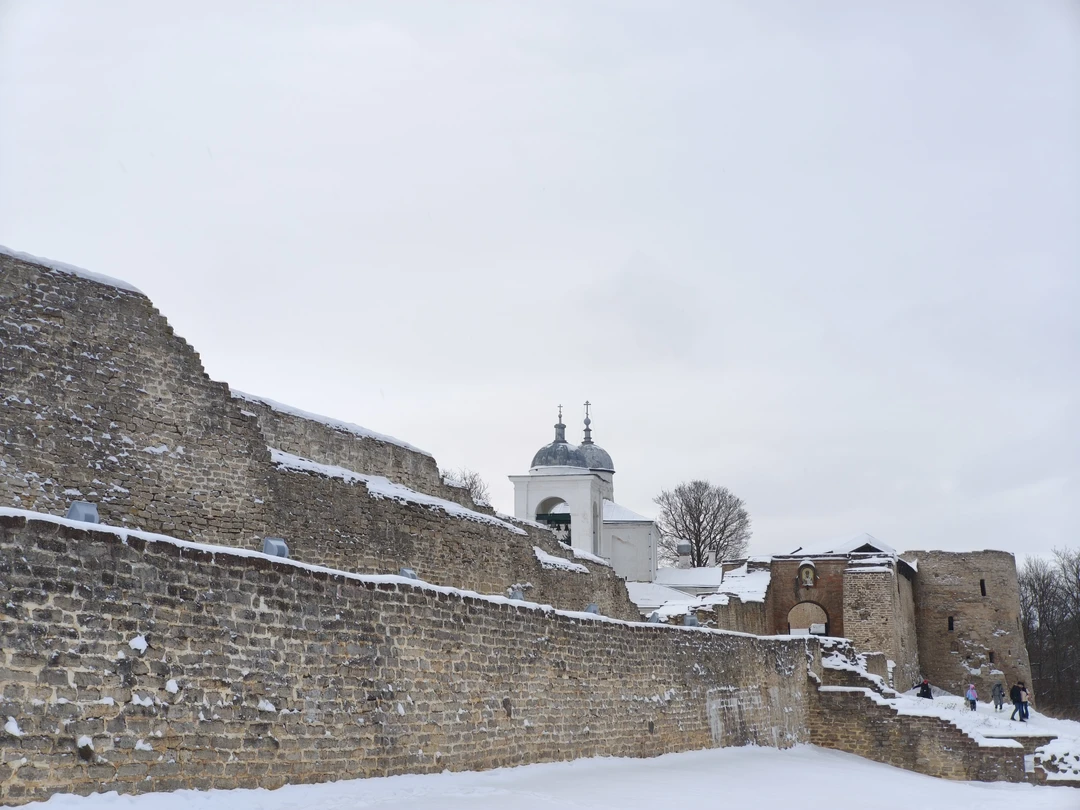 Доброго дня, делюсь исключительно положительными впечатлениями об экскурсии Изборск-Печоры, рекомендую обращаться 😌