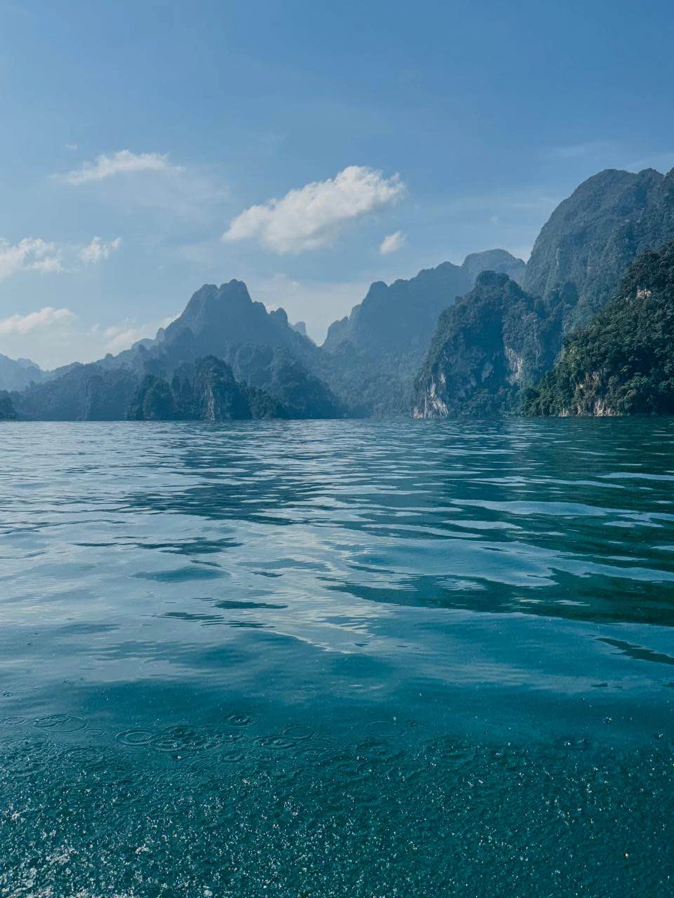 Недавно мы отправились на экскурсию на озеро Чао Лан с гидом Егором, и это было потрясающе!