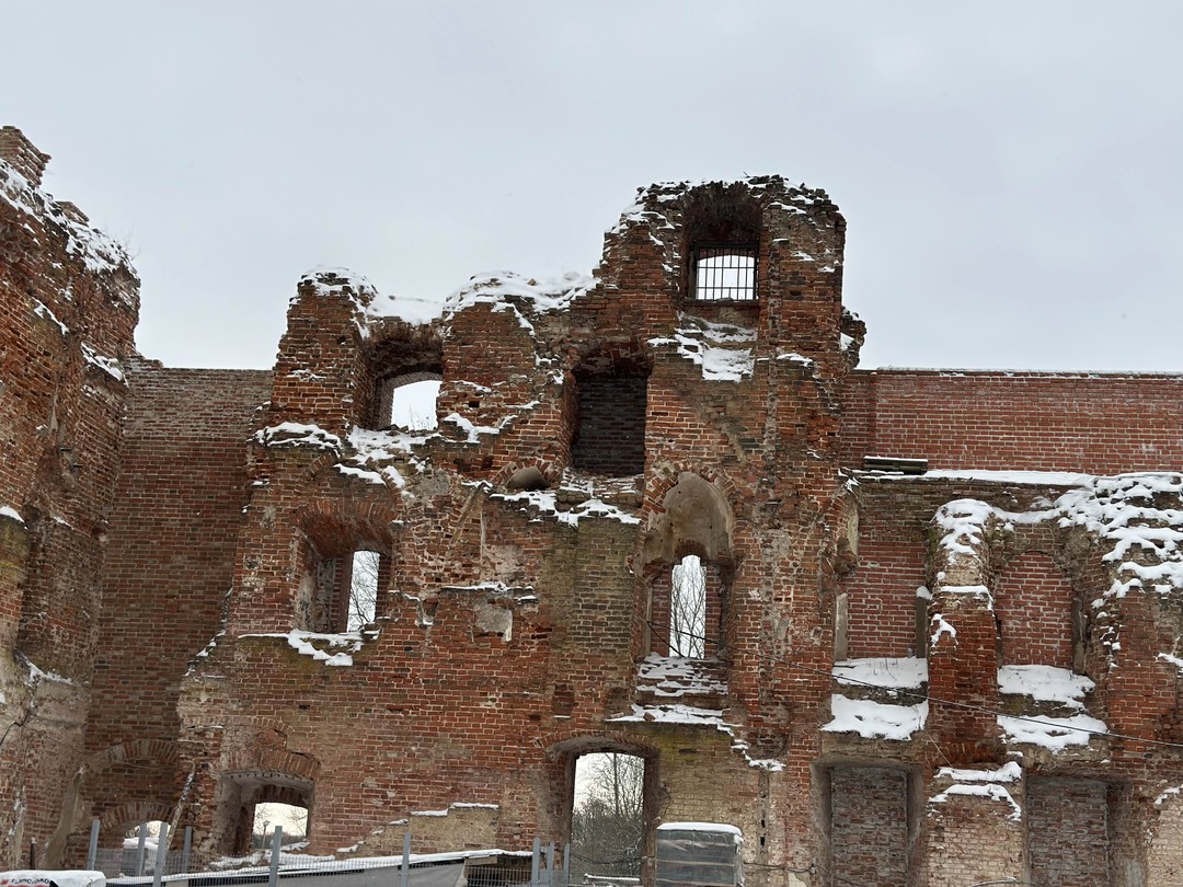 Арина прекрасный гид, в автобусе доносилась информация замечательно. Но было плохо слышно всей группе на улице