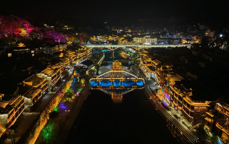 Мини-группой по Южному Китаю: мегаполисы и уезды, холмы Яншо, горы Аватара и панды