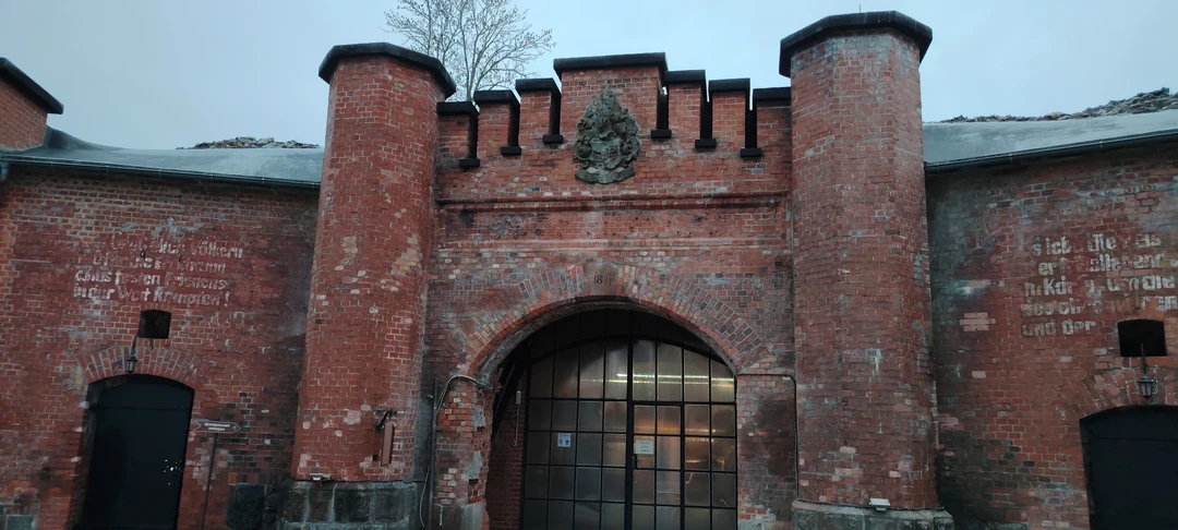 Очень понравилось. Гиды супер профессионалы. Рассказывают серьёзные вещи доступным языком. С юмором местами. Всем советую, но закладывает 4 часа