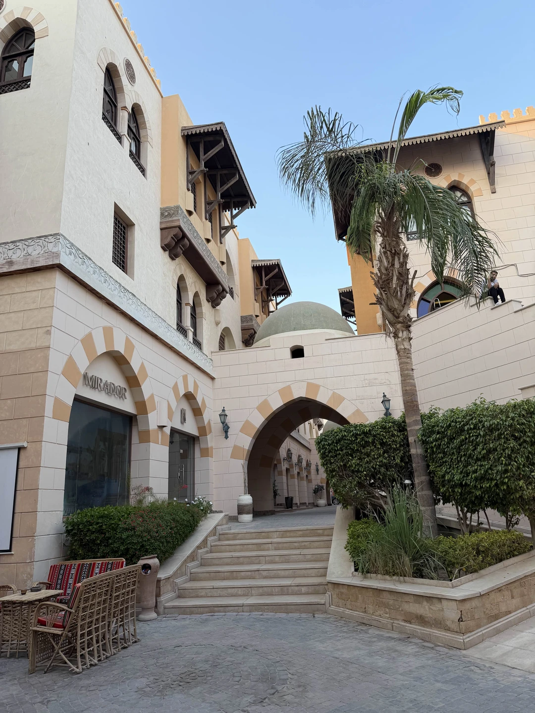 Можно погулять, если выдался свободный вечер, красивая набережная и фонтаны