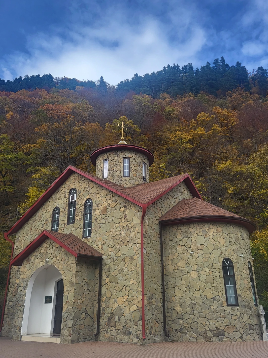 Мы были на экскурссии в Архыз в октябре 2025 года с гидом Рустамом. Это был потрясающий